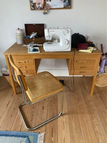 Skrivebord og frisvinger