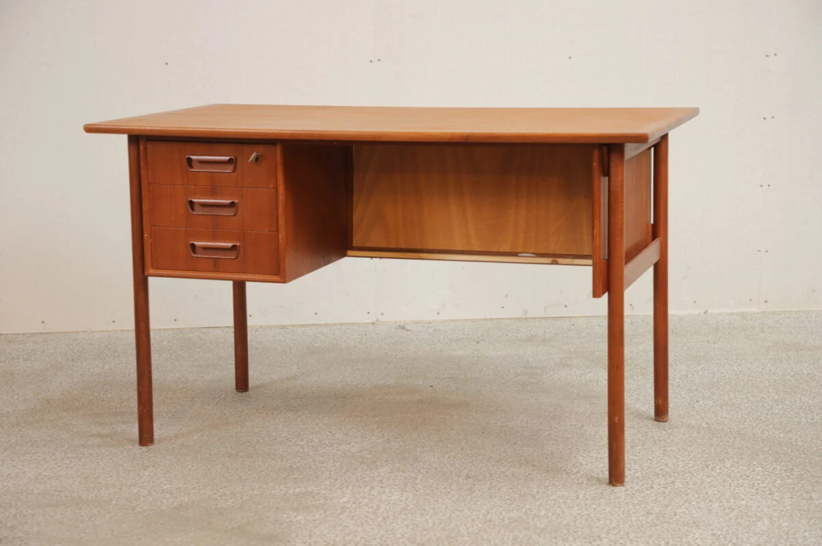Smalt skrivebord i teak, fritstående