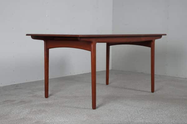 Spisebord i teak ala johannes andersen