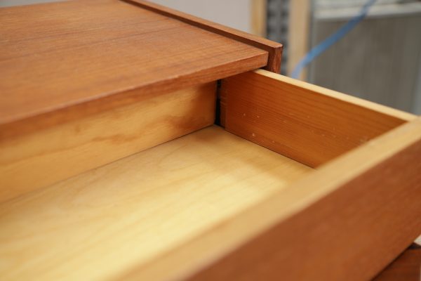 To væghængte natborde i teak