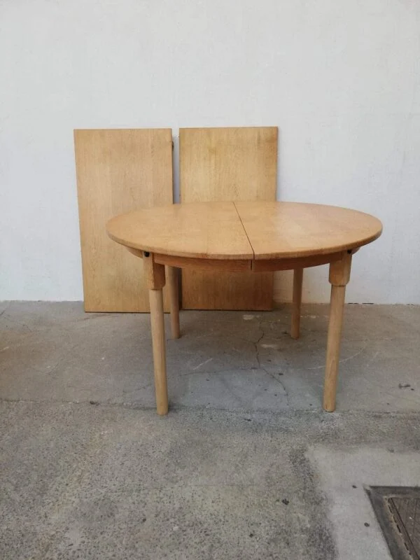 Spisebord i massiv eg