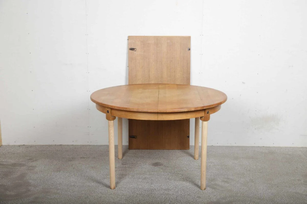 Rundt spisebord i egetræ, diameter 120, runde ben og én tillægsplade, b8