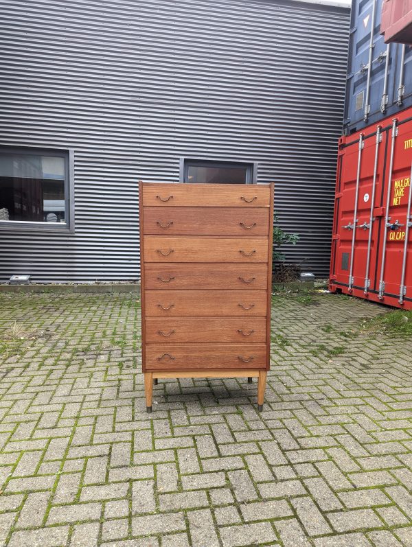 Kommode i teak med 6 skuffer og messinggreb