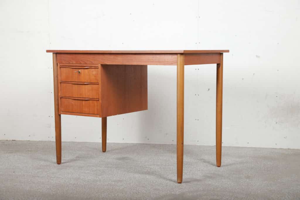 Smalt skrivebord i teak med 3 skuffer