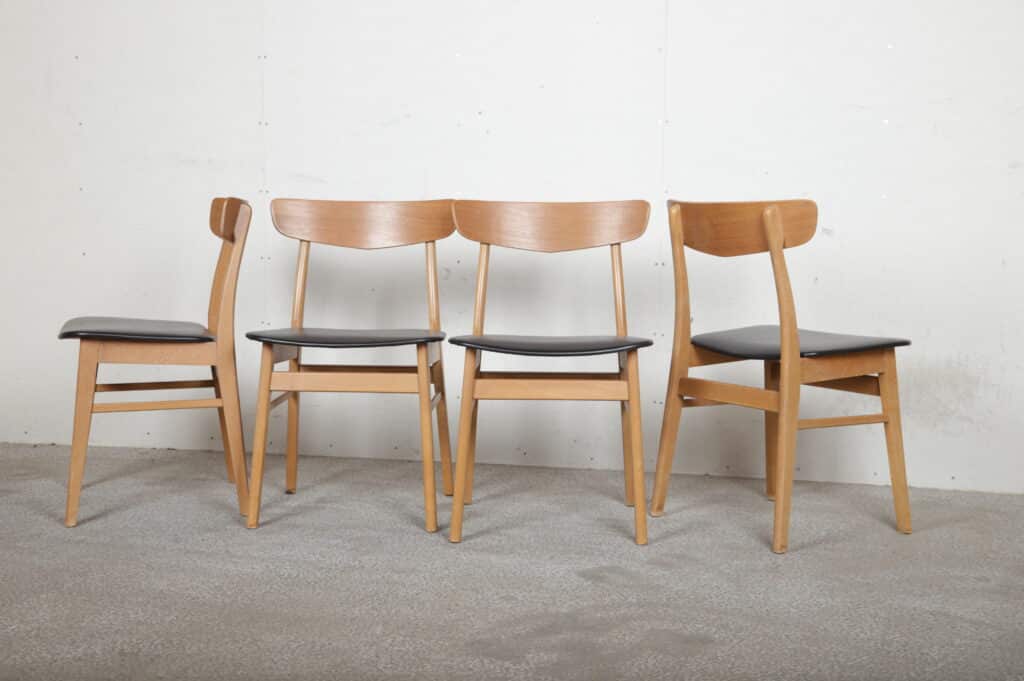Fire spisestole, teak og sort kunstlæder, Mosbøl