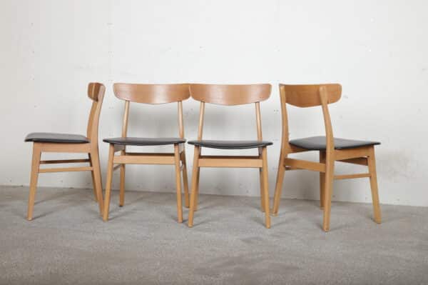 Fire spisestole, teak og sort kunstlæder, Mosbøl