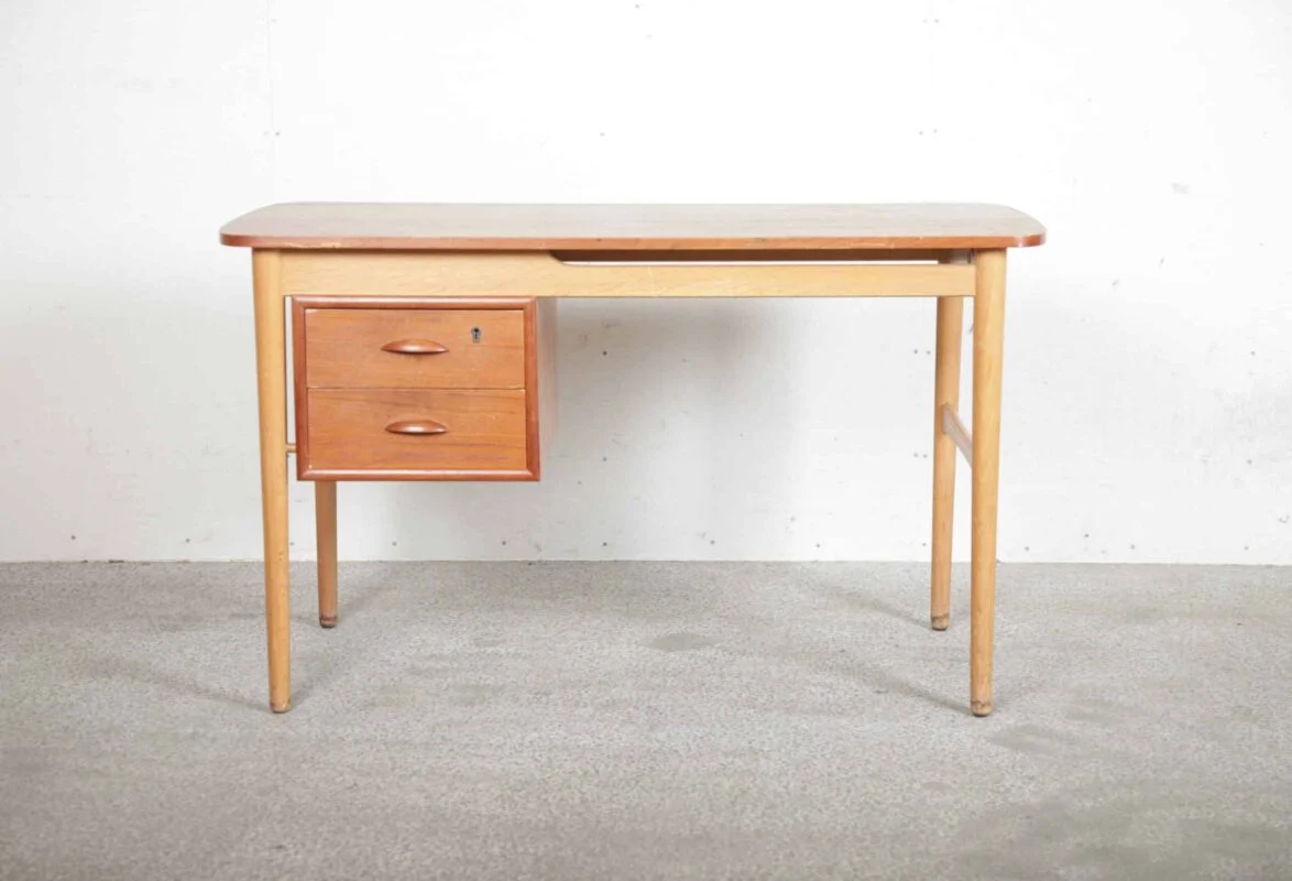 Skrivebord med to skuffer, på stel af egetræ, bordplade i teak