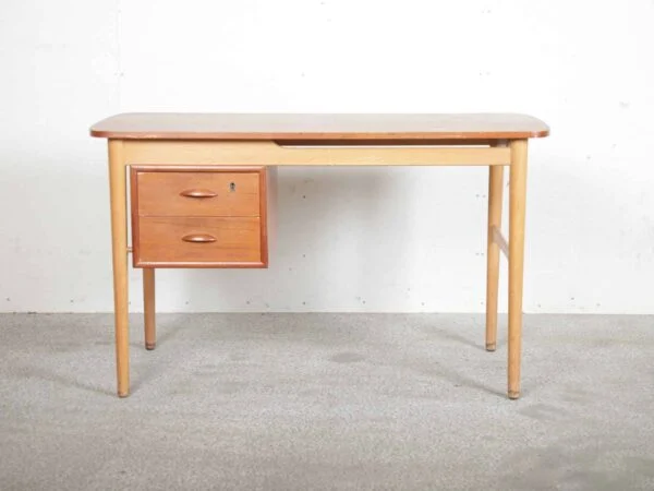 Skrivebord med to skuffer, på stel af egetræ, bordplade i teak