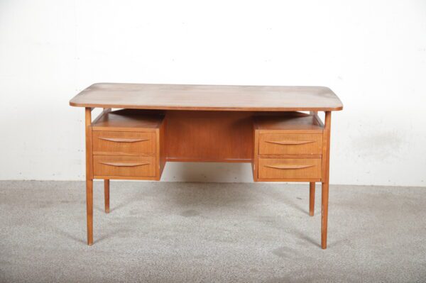 Skrivebord i teak, Tibergaard