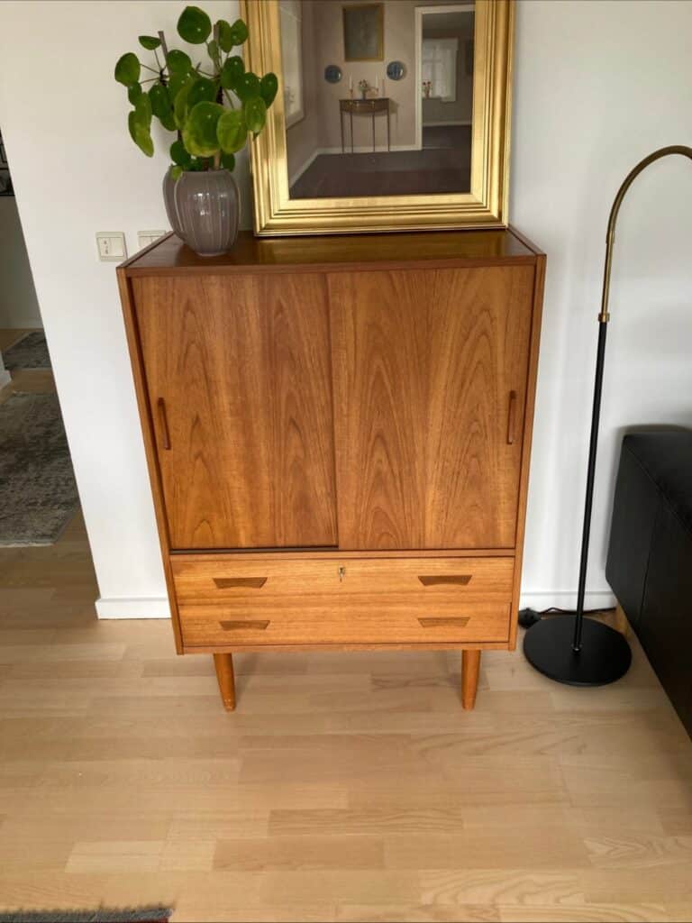Skab i teak