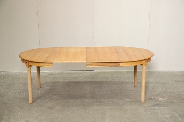 Spisebord i massiv egetræ med to tillægsplader