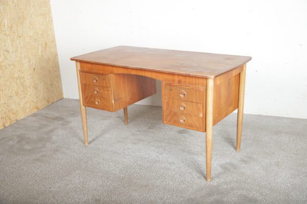 Skrivebord i teak med seks skuffer