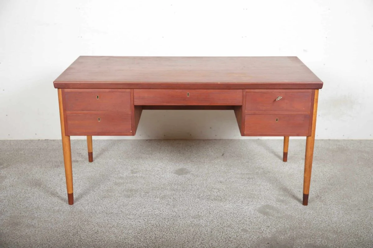 Skrivebord med fem skuffer, teak