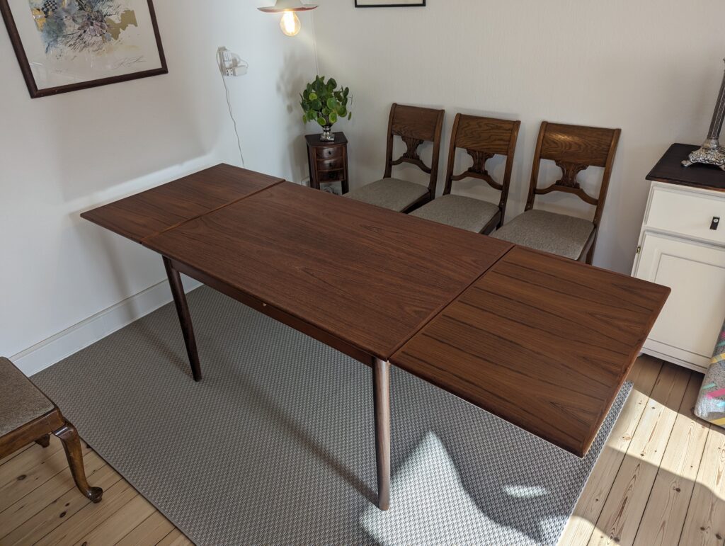 Spisebord i teak med hollandsk udtræk