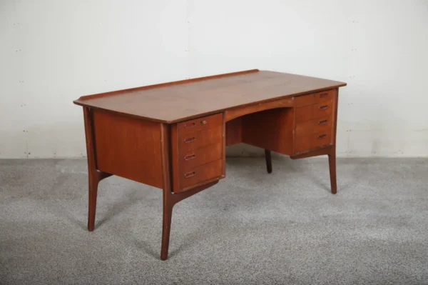 Skrivebord i teak af Svend Aage Madsen