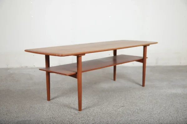 Langt sofabord i teak med hylde