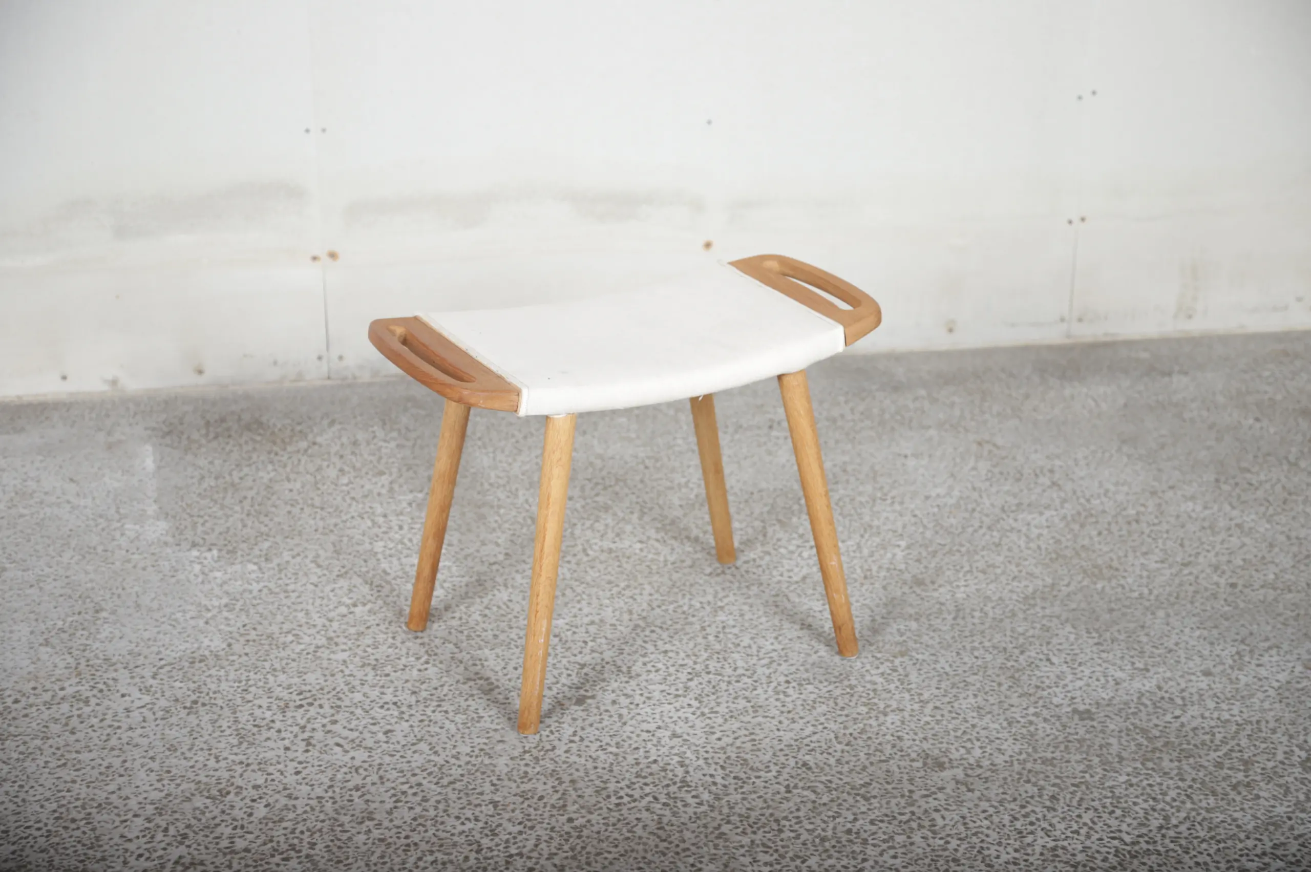 Skammel, eg og teak