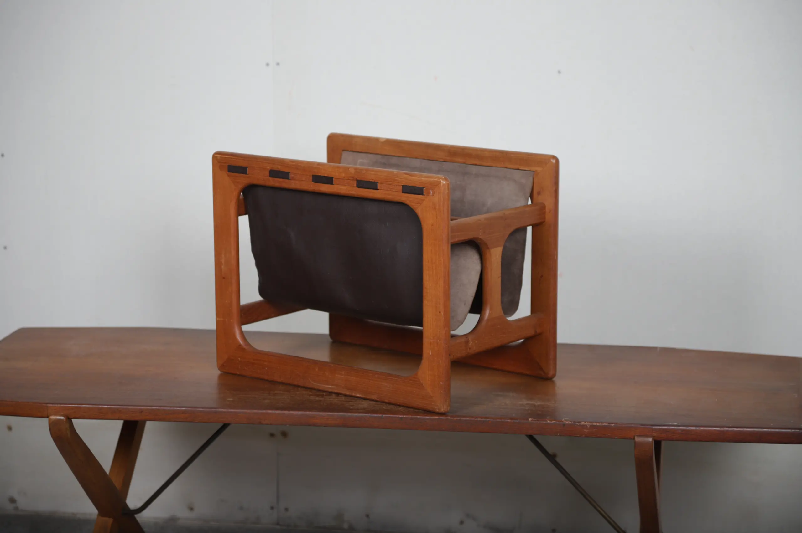 Magasinholder i massiv teak, 1960’erne, Aksel Kjersgaard