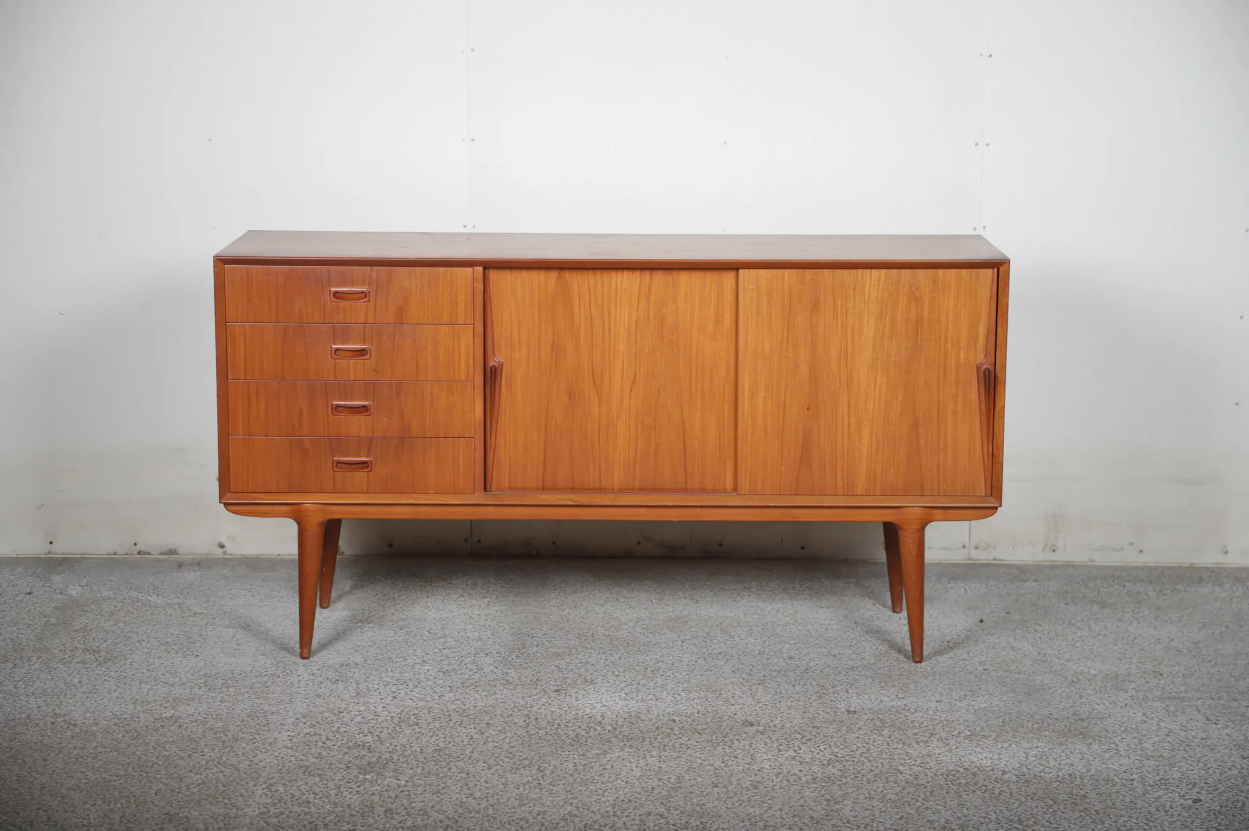Lav skænk i teak, Omann jr, Model nr 12