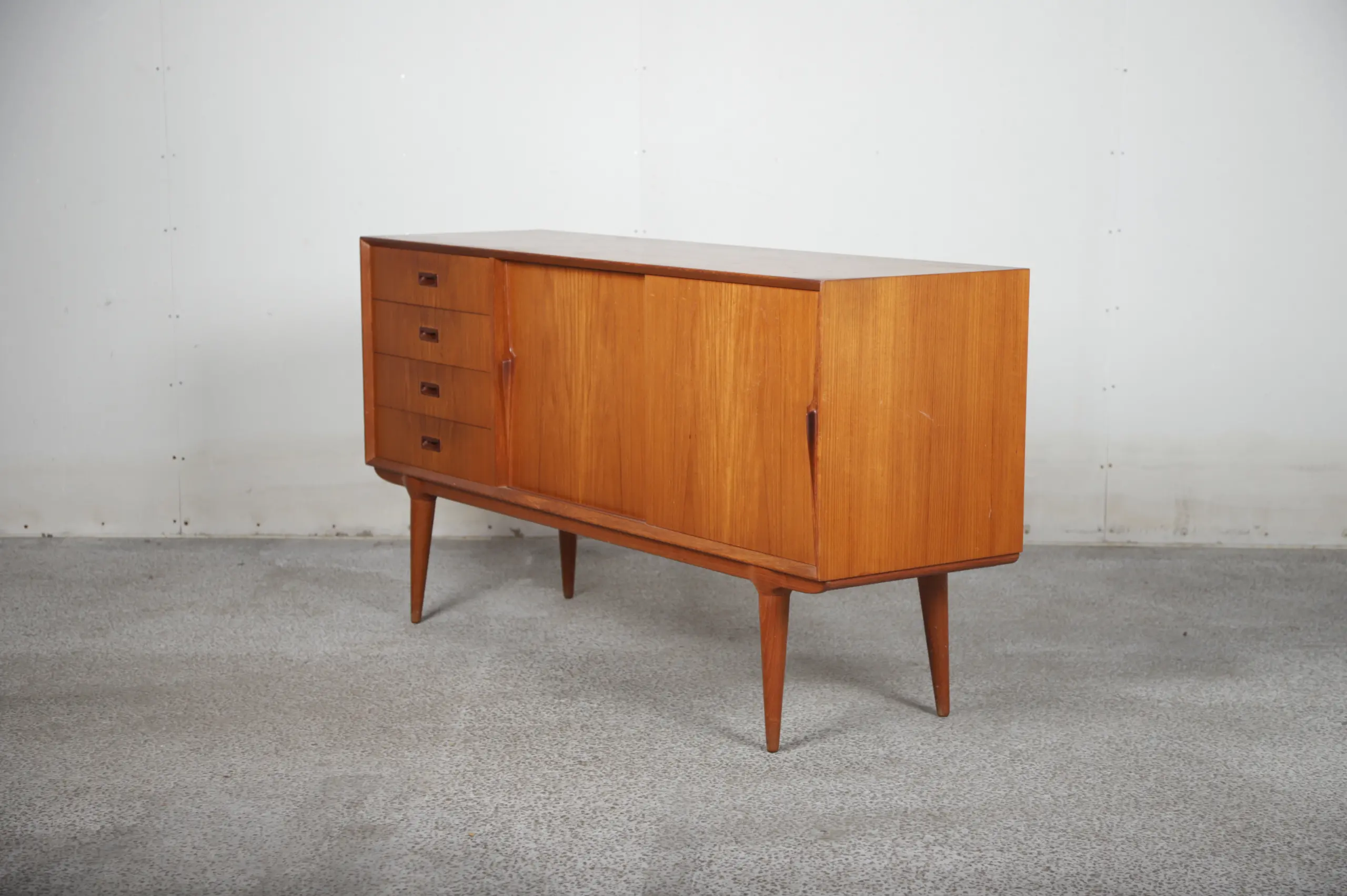 Lav skænk i teak, Omann jr, Model nr 12
