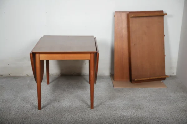 Spisebord i teak med tillægsplader og endebuer