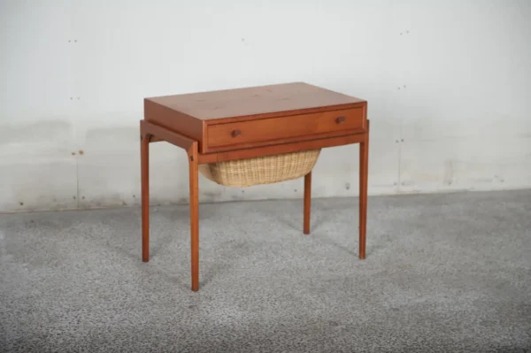 Sybord, teak, fletkurv og skuffe