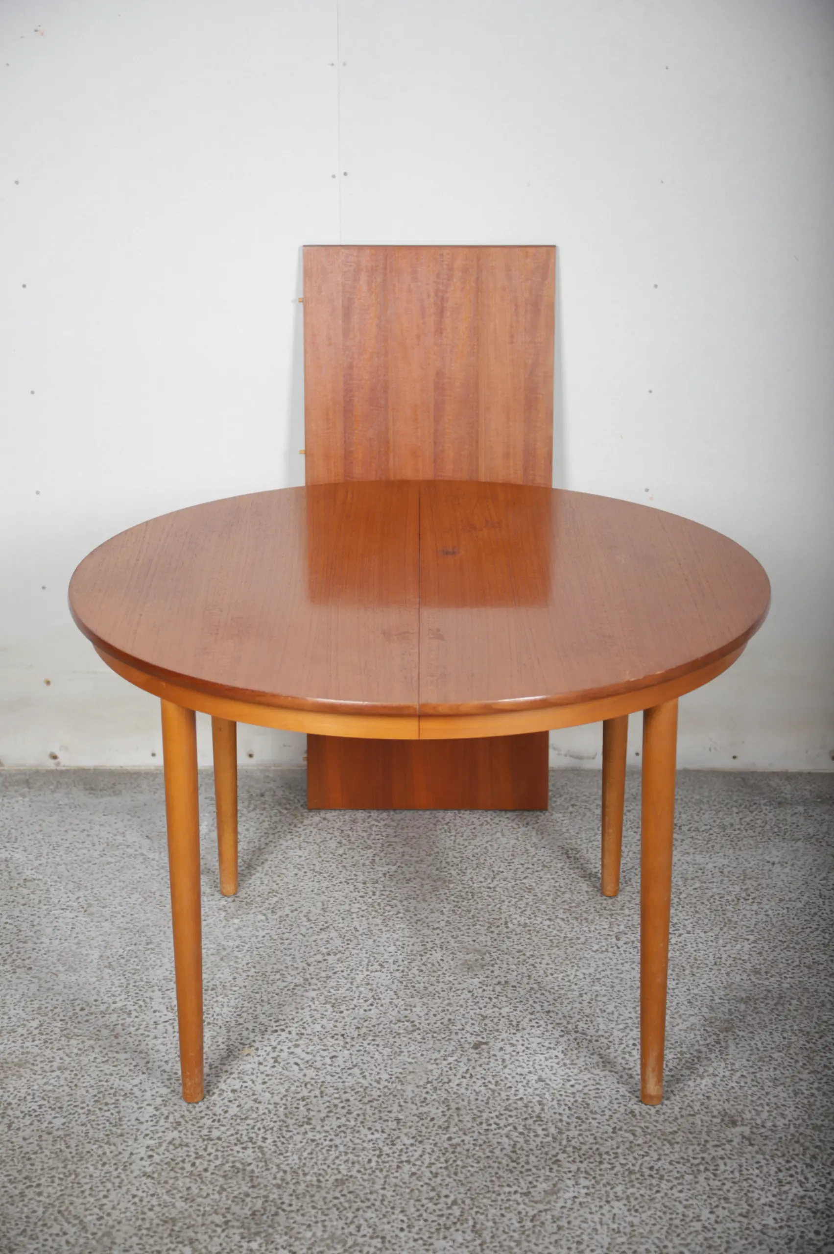 Rundt spisebord i teak, diameter 110, én tillægsplade, Farstrup
