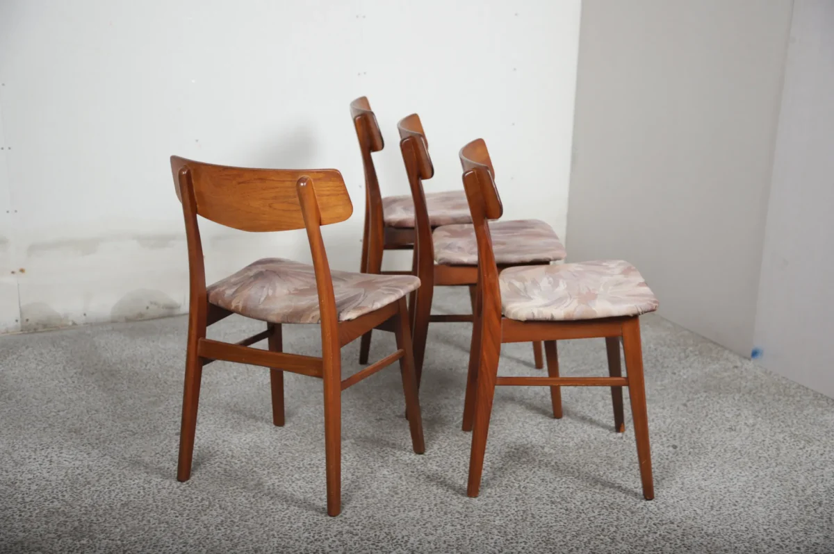 Fire spisestole i teak