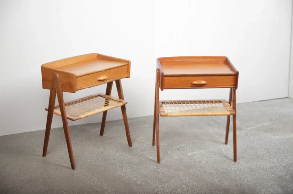Par senge- natborde i teak og flet