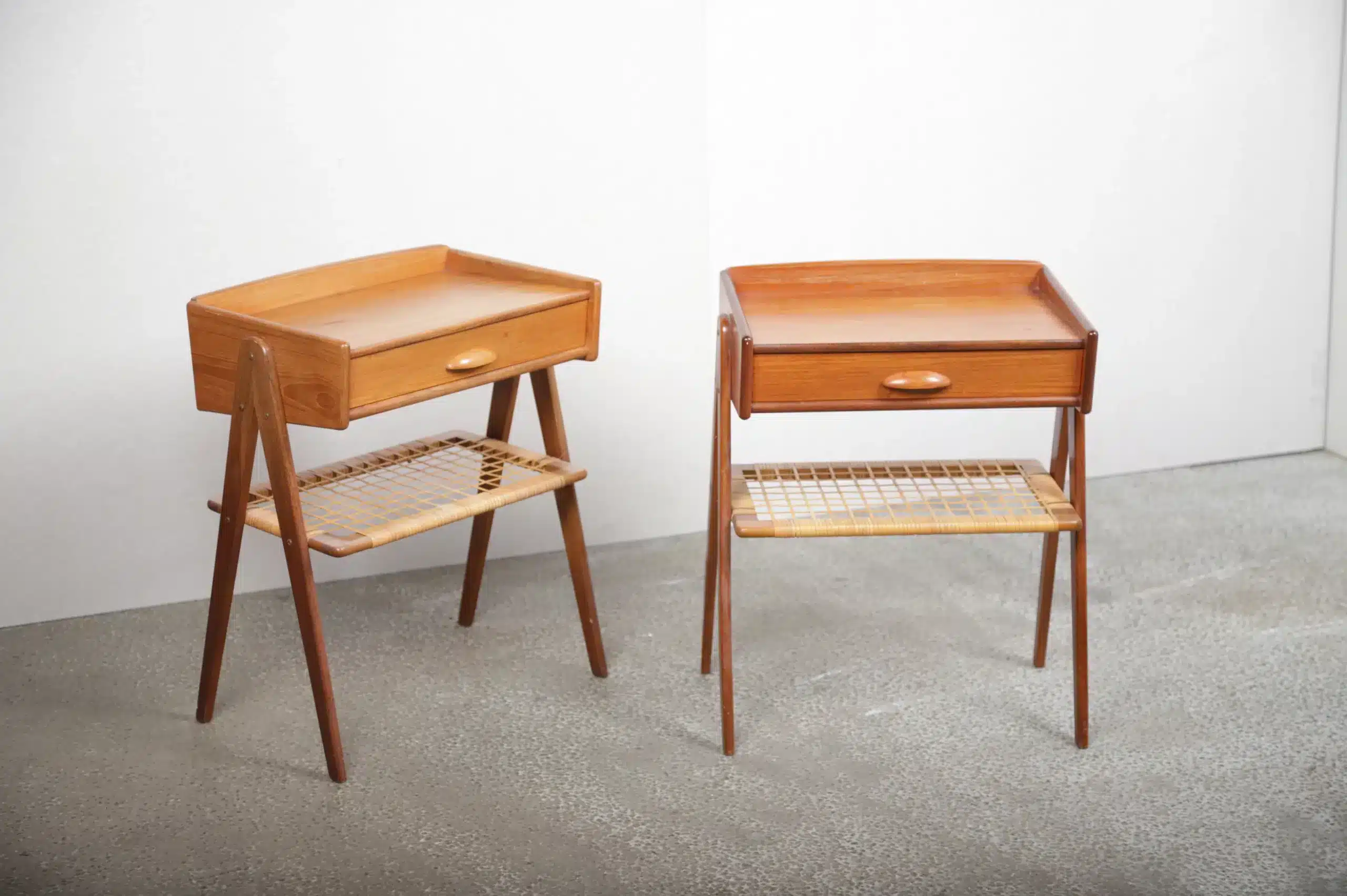 Par senge- natborde i teak og flet