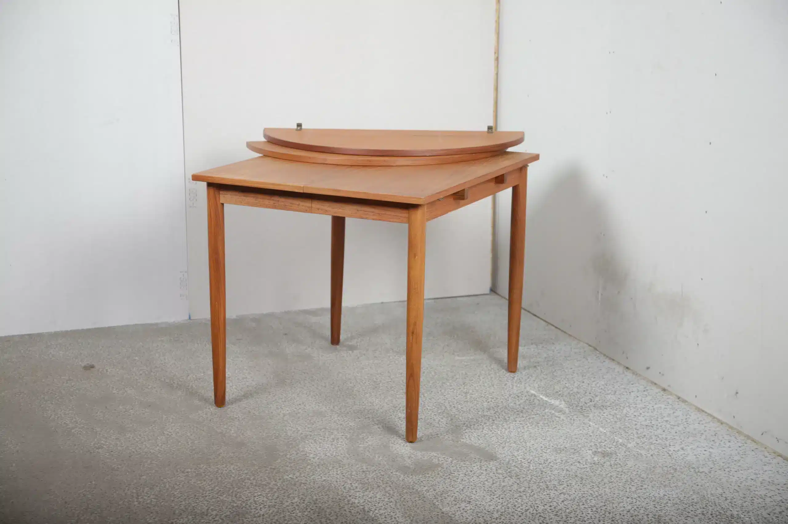 Spisebord med endebuer, Teak