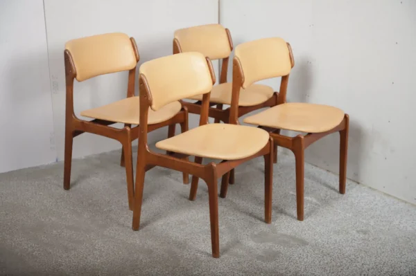 Fire Erik Buch spisestole i teak med beige sæde