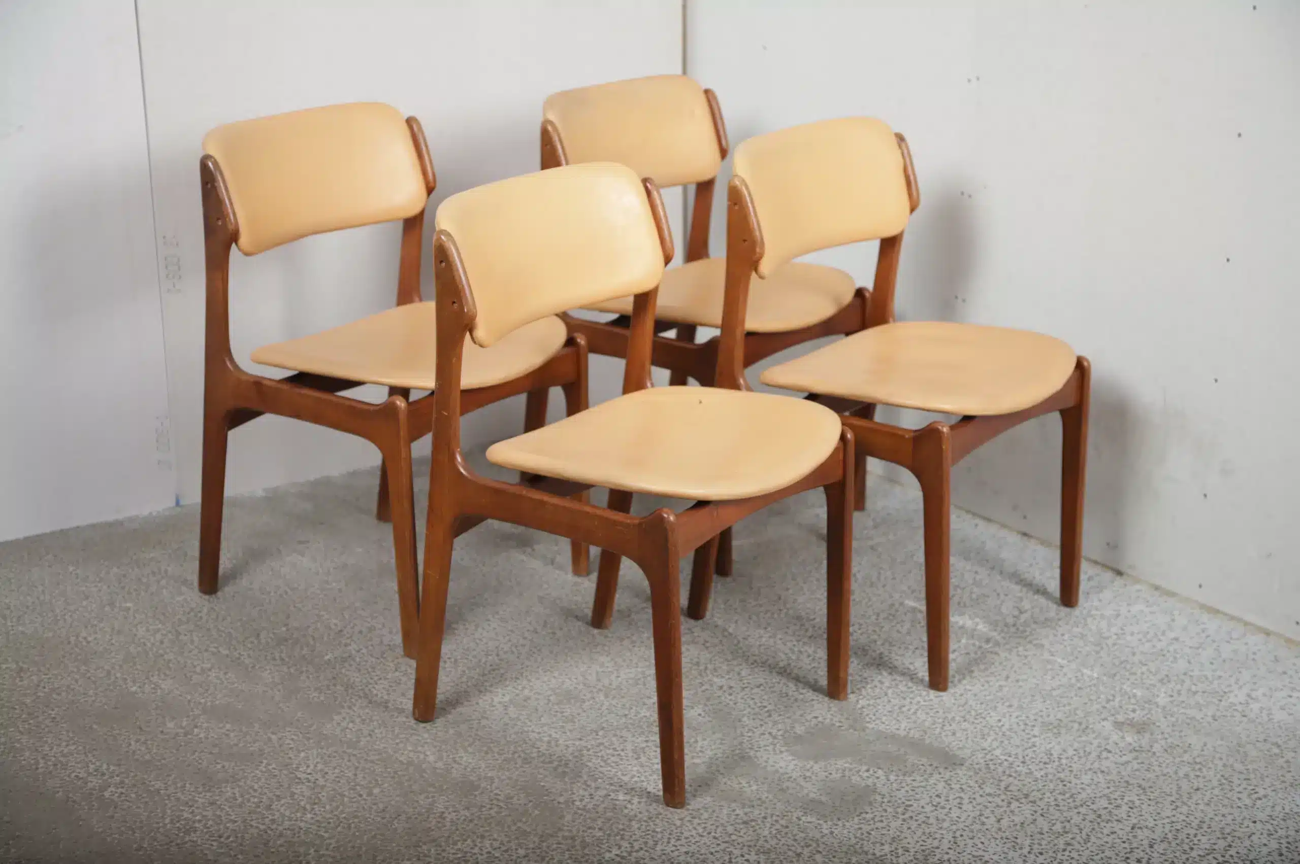 Erik Buch  Fire Erik Buch spisestole i teak med beige sæde