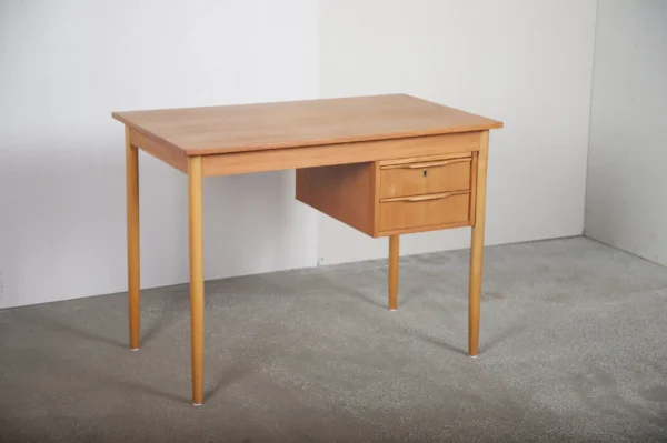 Smalt skrivebord med to skuffer, i teak