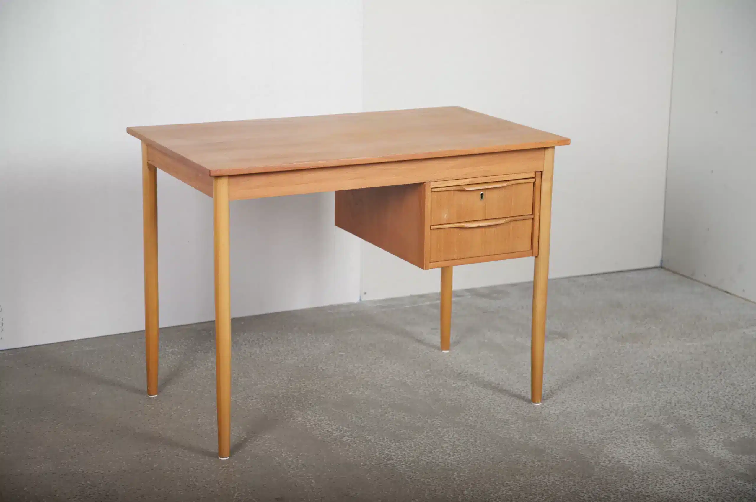 Smalt skrivebord med to skuffer, i teak