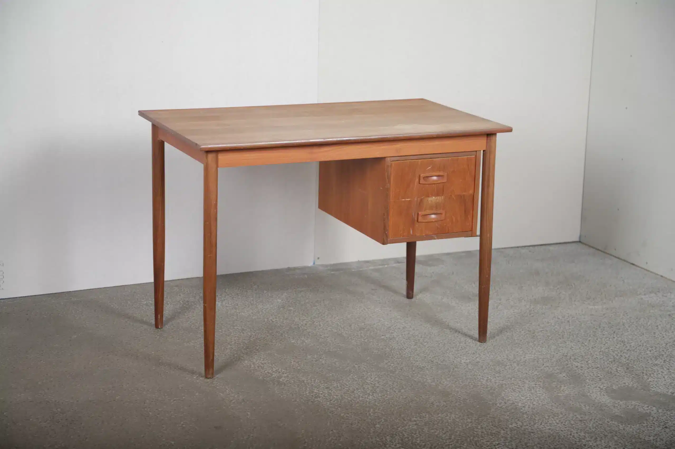 Smalt skrivebord med to skuffer, i teak, b: 102 d: 58 h: 72