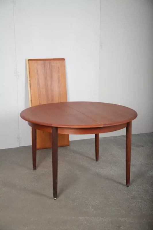 Rundt spisebord i teak med tillægsplader