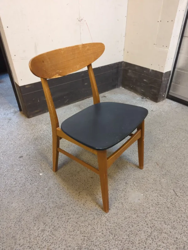 Én spisestol med finérafslag, teak