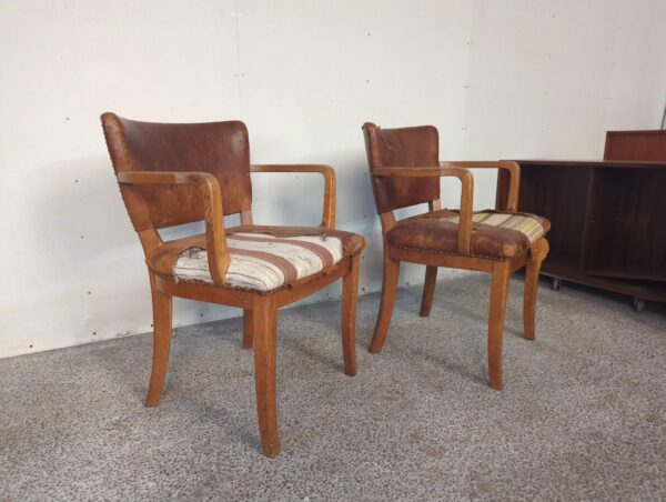 To Fritz Hansen stole, til ompolstring, egetræ