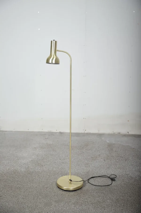 Standerlampe i messing med drejeligt lampehoved