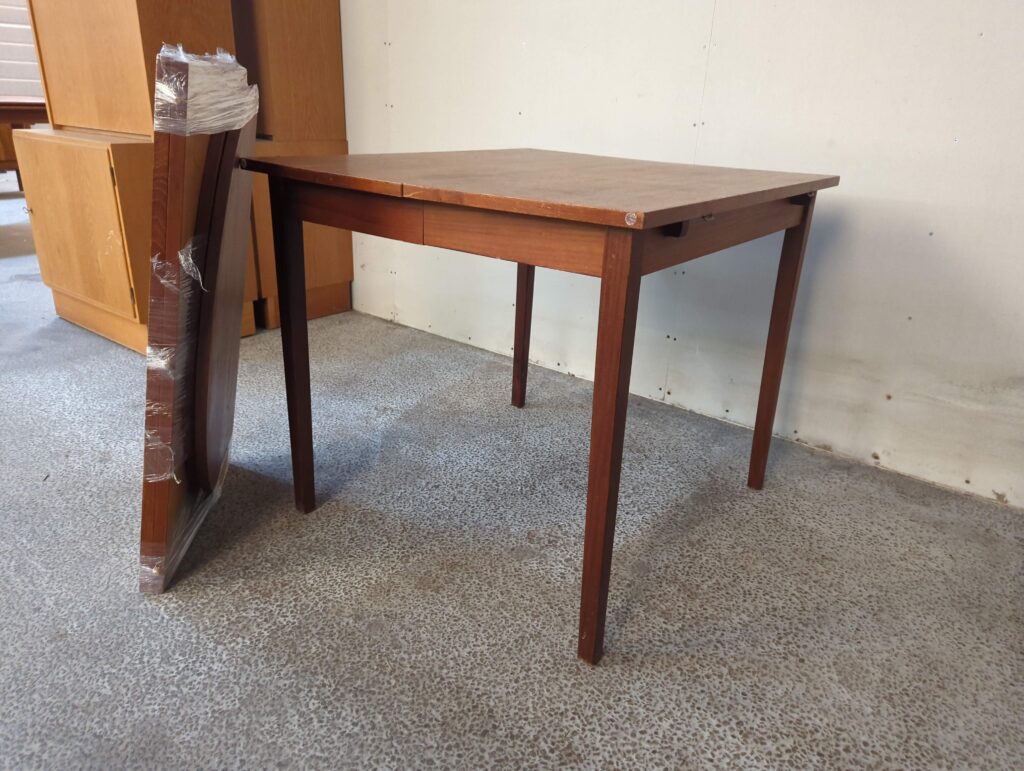 Kvadratisk teak spisebord med tillægsplader og endebuer