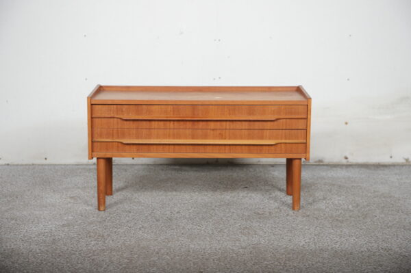 Lav bred kommode i teak