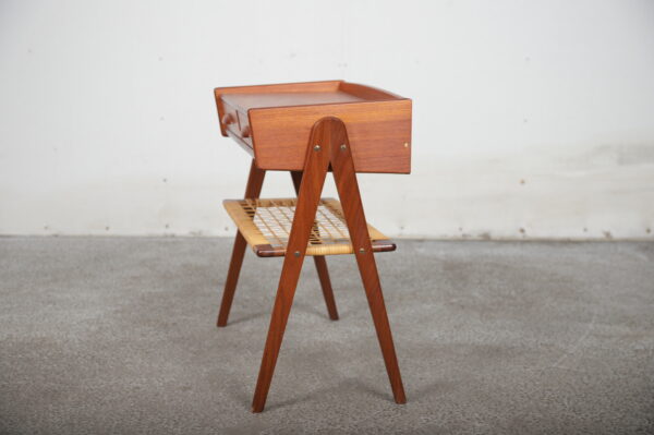 Sengebord med hylde af flet og to skuffer, i teak