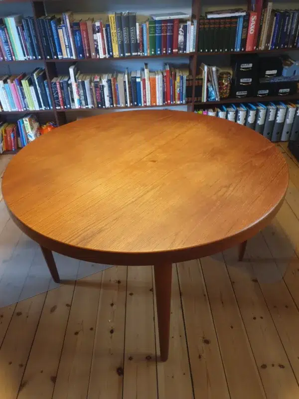 Rundt spisebord i teak uden tillægsplader