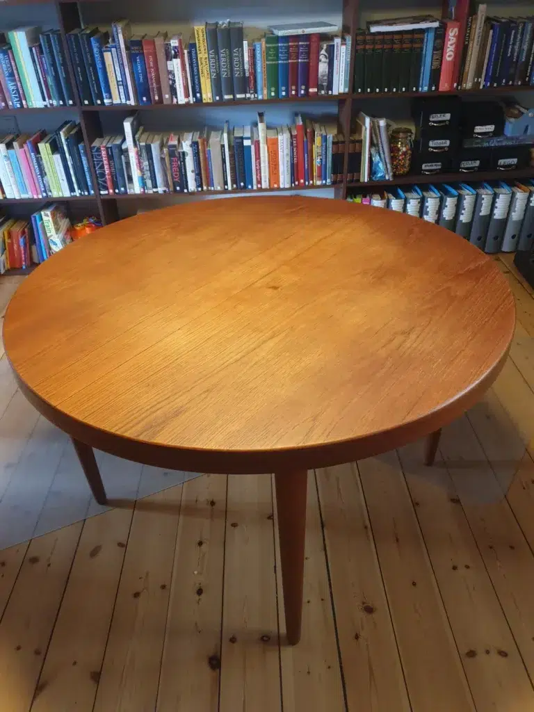 Rundt spisebord i teak uden tillægsplader