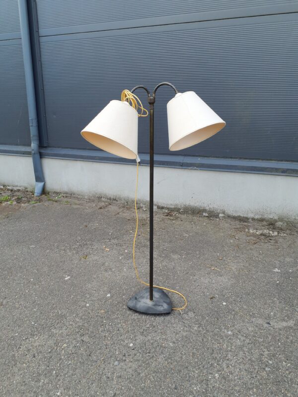 Standerlampe med to lampehoveder, trafiklys