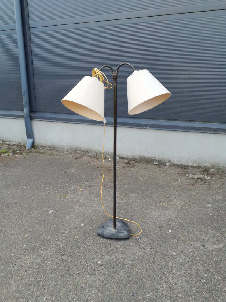 Standerlampe med to lampehoveder, trafiklys