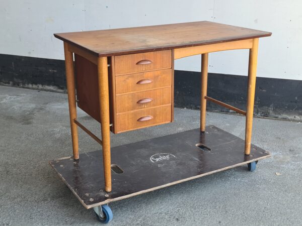 Skrivebord med fire skuffer, teak og egetræ