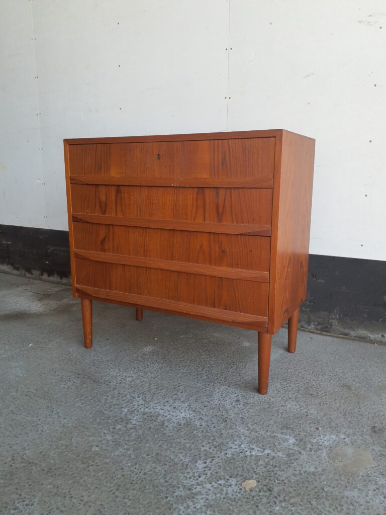 Kommode, bred med fire skuffer, teak