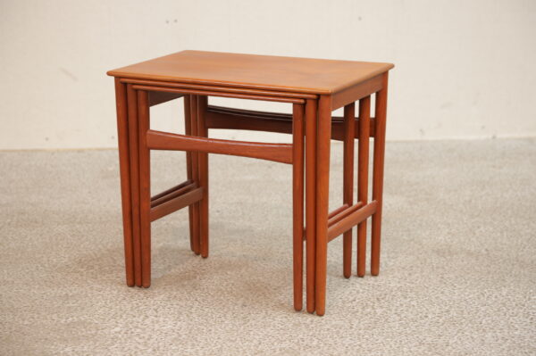Indskudsborde i teak, Hans J. Wegner/ Andreas Tuck. Model AT40